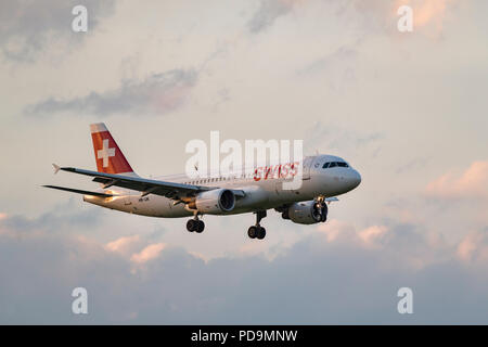 Airbus A 320-214 der Schweizer Fluggesellschaft beim Landeanflug, Cloud Himmel, Schweiz Stockfoto