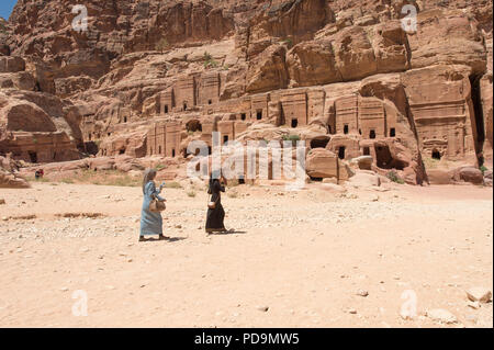 Beduinen vor Felsengräber, Petra, Jordanien Stockfoto