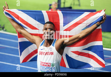 Großbritanniens Zharnel Hughes feiert gewinnen Gold bei den Männern 100 m-Finale während der Tag einer der Europäischen Leichtathletik WM 2018 im Olympiastadion, Berlin. Stockfoto