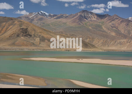 Kamele auf einer Sandbank am Emerald Lake Yashilkul, Pamir Highway, Tadschikistan. Stockfoto