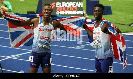 Großbritanniens Zharnel Hughes (links) feiert gewinnen Gold bei den Männern 100 m-Finale mit dem zweiten Großbritannien Reece Prescod während des Tages eine der Europäischen Leichtathletik WM 2018 im Olympiastadion, Berlin platziert. Stockfoto