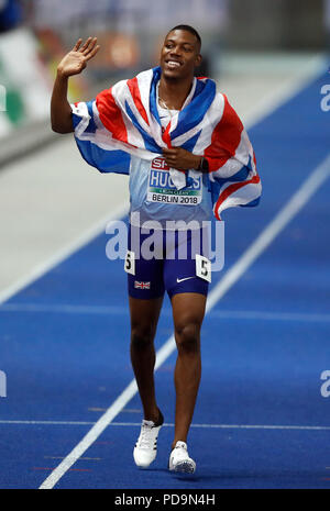 Großbritanniens Zharnel Hughes feiert gewinnen Gold bei den Männern 100 m-Finale während der Tag einer der Europäischen Leichtathletik WM 2018 im Olympiastadion, Berlin. Stockfoto