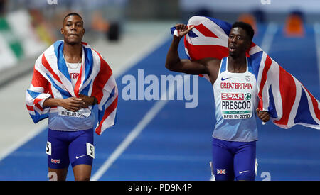 Großbritanniens Zharnel Hughes (links) feiert gewinnen Gold bei den Männern 100 m-Finale mit dem zweiten Großbritannien Reece Prescod während des Tages eine der Europäischen Leichtathletik WM 2018 im Olympiastadion, Berlin platziert. Stockfoto