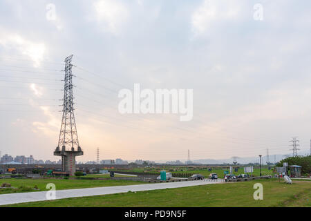 Hochspannungsleitungen, Sendemast, Strom pylon auf konkrete Spalte Base erhöhten, Tamsui Fluss Flußufer, Luzhou, Taipei, Taiwan Stockfoto