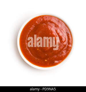 Lecker roten Ketchup in der Schüssel auf weißem Hintergrund. Stockfoto