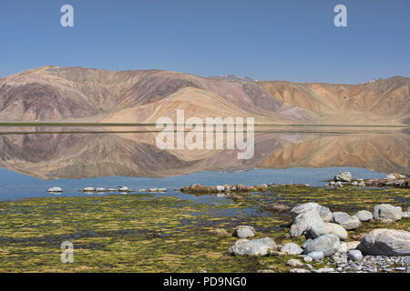 Die Rainbow Bergen auf See Bulunkul, Pamir Highway, Tadschikistan. Stockfoto