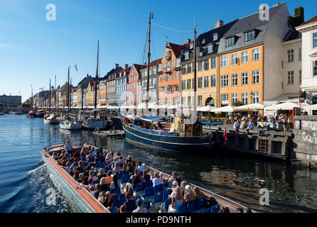 Historische Boote und Häuser in Nyhavn Kopenhagen Dänemark Stockfoto