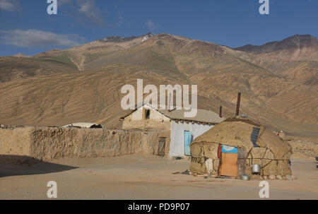 Eine Jurte in Sonne - gebackene Bulunkul Dorf, Pamir Highway, Tadschikistan. Stockfoto