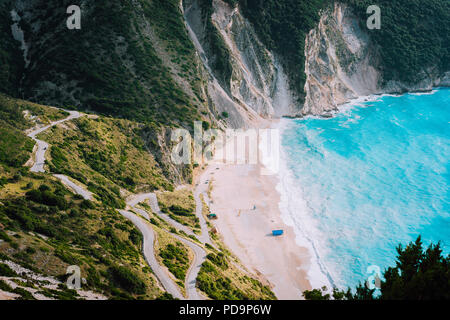 Allein touristische Zelt am berühmten Strand von Myrtos. Big Schaum Wellen in die Bucht rollen. Kefalonia, Griechenland Stockfoto