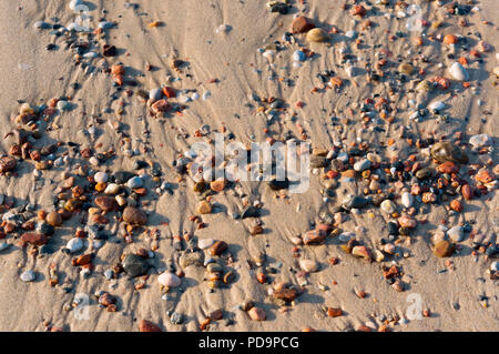 Meer Steine auf dem nassen Sand, Meer, Sand und kleinen Steinen Stockfoto