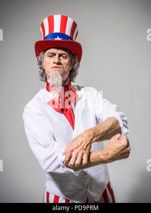 Uncle Sam rollt seine Ärmel und Fertig, um zur Arbeit zu kommen und biegt seinen Arm Muskeln. Stockfoto