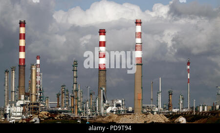 Teil einer großen Ölraffinerie in einem Wintertag Stockfoto