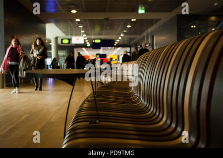 Reisende durch Flughafen Keflavik auf Transitflüge und zum Ziel zu kommen. Stockfoto