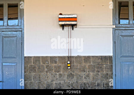 Solo Bahnhof Balapan Signal Zug, Surakarta, Central Java, Indonesien Stockfoto