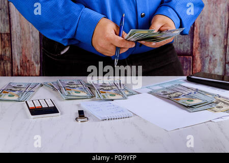 Der Mann Hand erzählen Dollar. Zählt das Geld. Neue Hundert-euro-Scheine Stockfoto