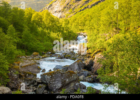 Schöne Mountain River in der Nähe der Trollstigen, Norwegen Stockfoto