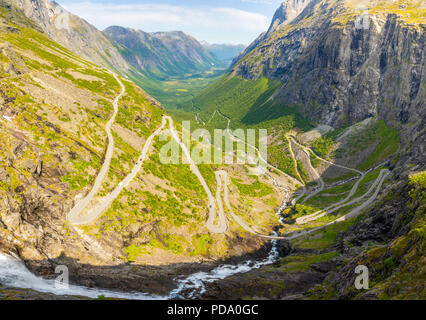 Panoramablick auf den Trollstigen berühmten serpentinenstraße Mountain Road in den norwegischen Bergen in Norwegen Stockfoto