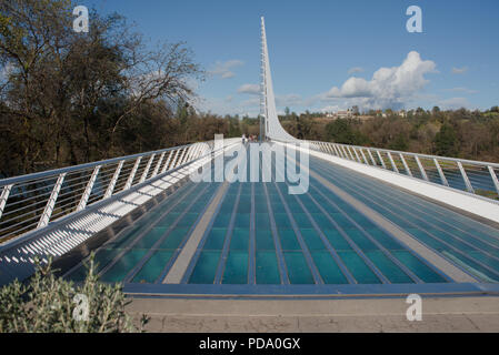 REDDING, Kalifornien, 21. November 2016, die Sonnenuhr Fußgängerbrücke Sacramento River auf einer sonnigen Herbst Tag Stockfoto