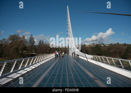 REDDING, Kalifornien, 21. November 2016, Menschen auf der Sonnenuhr Fußgängerbrücke über den Sacramento River auf einer sonnigen Herbst Tag Stockfoto