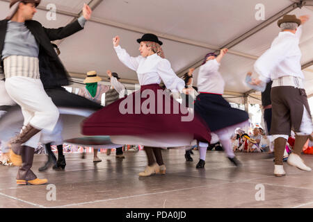 Alcala, Teneriffa, Kanarische Inseln. 30. Mai 2018. Musiker und Tänzer aus lokalen folkloristische Gruppen Durchführung traditioneller Gesang und Tanz in typischer Trad Stockfoto