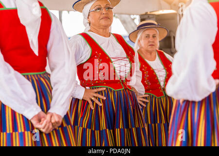 Alcala, Teneriffa, Kanarische Inseln. 30. Mai 2018. Musiker und Tänzer aus lokalen folkloristische Gruppen Durchführung traditioneller Gesang und Tanz in typischer Trad Stockfoto