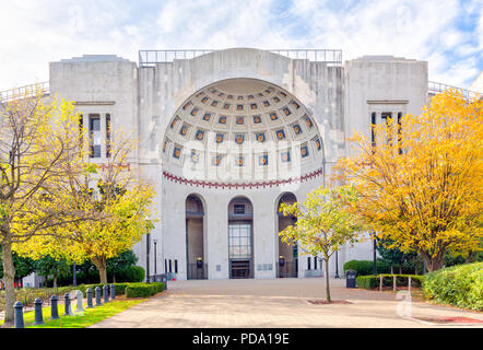 COLUMBUS, OH/USA - 21. OKTOBER 2017: Rotunde Eingang zu Ohio Stadium auf dem Campus der Ohio State University. Stockfoto