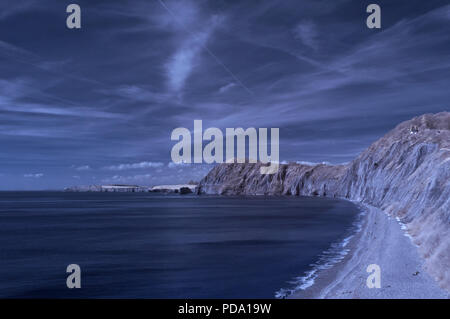 Infrarot malerischen Blick entlang der Jurassic Coast der Lyme Bay westwärts von Sidmouth, Devon, England, UK an einem sonnigen späten Winter/Frühjahr Tag. Stockfoto