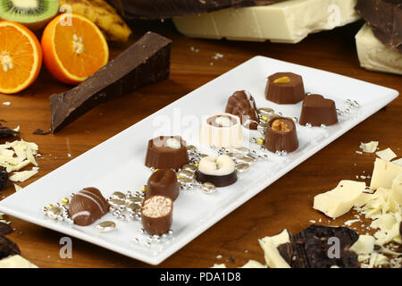 Schokolade, Pralinen und Trüffel von verschiedenen Arten Stockfoto