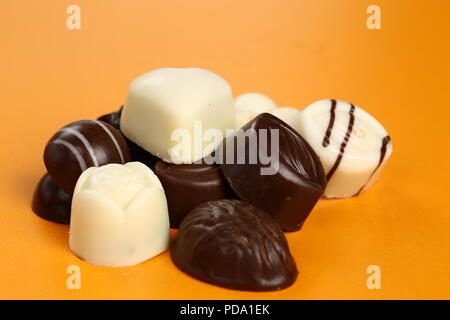 Schokolade, Pralinen und Trüffel von verschiedenen Arten Stockfoto