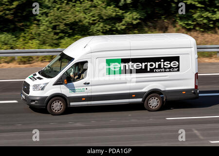 Ford Transit von Enterprise auf der Autobahn. Enterprise Rent-A-Car ist eine Autovermietung in Clayton, Missouri, USA. Stockfoto