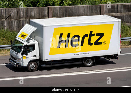 Mitsubishi Fuso Canter von Hertz auf der Autobahn. Die Hertz Corporation ist ein US-amerikanisches Mietwagenunternehmen in Estero, Florida. Stockfoto