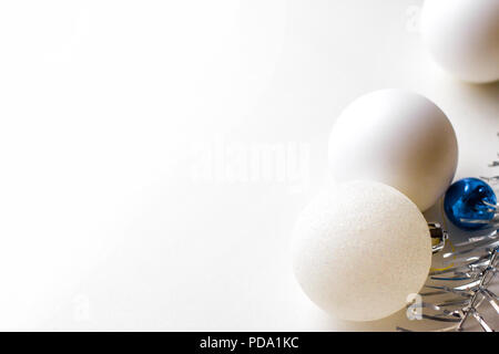 Urlaub, Winter und Feier Konzept - Weihnachten und Neujahr Karte mit drei weiße Kugeln und Lametta Silber. Copyspace Stockfoto