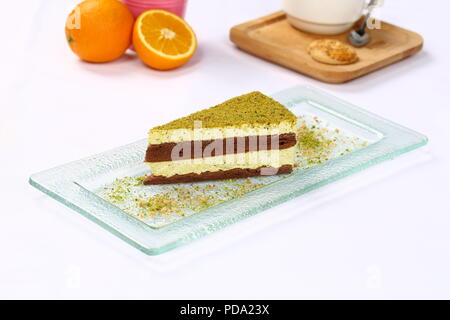 Drei chocolate layered Mousse Cake - Pistazien Käsekuchen Stockfoto