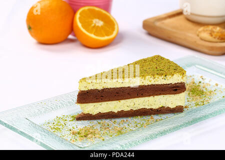 Drei chocolate layered Mousse Cake - Pistazien Käsekuchen Stockfoto