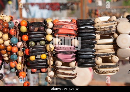 Souvenirs in den Amazonas Regenwald aus lokalen Muttern und Tiere in der Nähe von Iquitos. Stockfoto