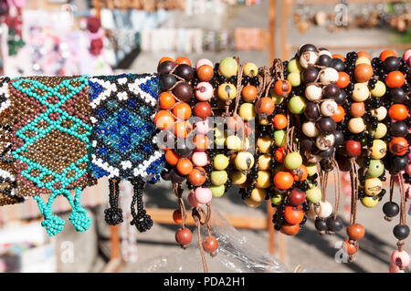 Souvenirs in den Amazonas Regenwald aus lokalen Muttern und Tiere in der Nähe von Iquitos, Peru. Stockfoto