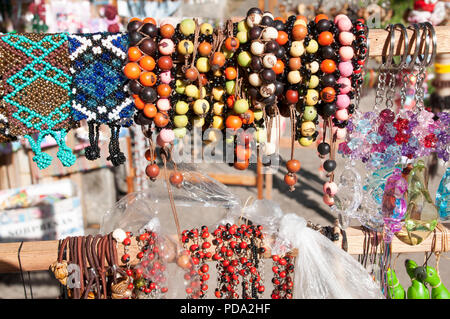 Souvenirs in den Amazonas Regenwald aus lokalen Muttern und Tiere in der Nähe von Iquitos, Peru. Stockfoto