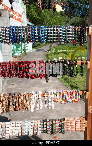 Souvenirs in den Amazonas Regenwald aus lokalen Muttern und Tiere in der Nähe von Iquitos, Peru. Stockfoto