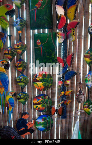 Souvenirs in den Amazonas Regenwald aus lokalen Muttern und Tiere in der Nähe von Iquitos, Peru. Stockfoto