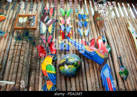 Souvenirs in den Amazonas Regenwald aus lokalen Muttern und Tiere in der Nähe von Iquitos, Peru. Stockfoto