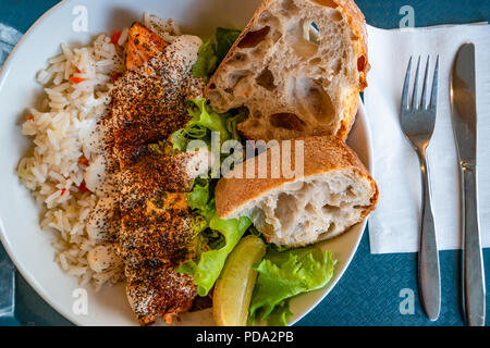 Traditionelle isländische gegrilltem Fisch, Reis und Salat, Sommer, Hallenbad Stockfoto