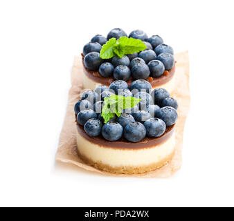 Zwei mini Schokolade Käsekuchen mit frischen Heidelbeeren isoliert auf weißem Stockfoto