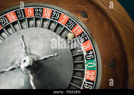 Nahaufnahme eines Roulette Rad mit der Kugel auf Rot 12. Stockfoto