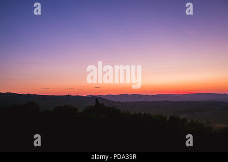 Mit Blick auf die italienische Landschaft bei Sonnenuntergang Stockfoto