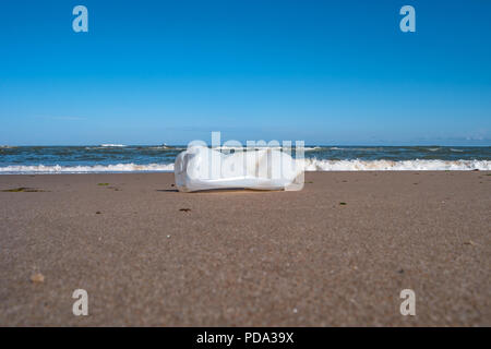 Plastikflasche vor der wunderschönen Strand und Ozean, Kunststoff Verschmutzung der Ozeane Stockfoto