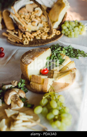 Traditionelle italienische Hartkäse geschnitten und bereit, bei einem italienischen Buffet zu essen Stockfoto