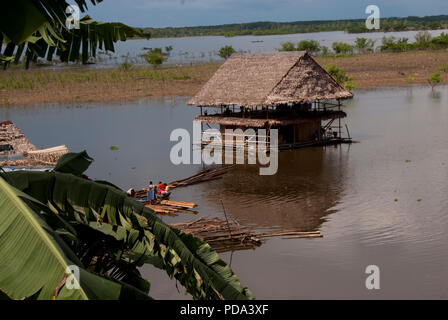 Traditionelles Haus auf dem Amazonas in Iquitos, Peru. Stockfoto