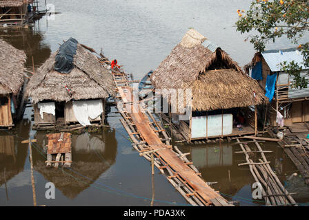 Traditionelles Haus auf dem Amazonas in Iquitos, Peru. Stockfoto