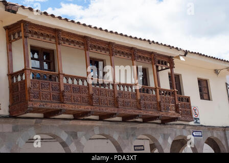 Balkon aus Holz von einem alten Haus im Kolonialstil in Cuzco. Stockfoto
