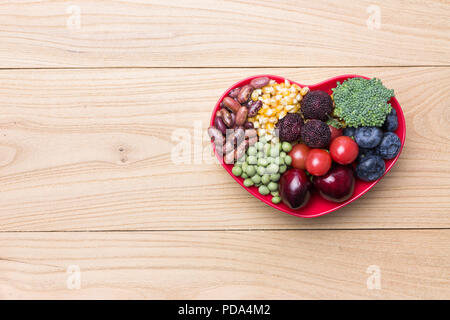 Gesunde Ernährung in Herzform Schüssel Stockfoto